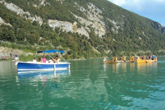 Balade nautique en bateau électrique ou canoë canadien sur le lac d'Aiguebelette Balade nautique en bateau électrique ou canoë canadien sur le lac d'Aiguebelette