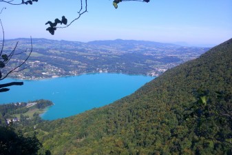 Les berges du lac d'Aiguebelette depuis le Rocher au Corbeau - copyright Maison du Lac Les berges du lac d'Aiguebelette depuis le Rocher au Corbeau - copyright Maison du Lac